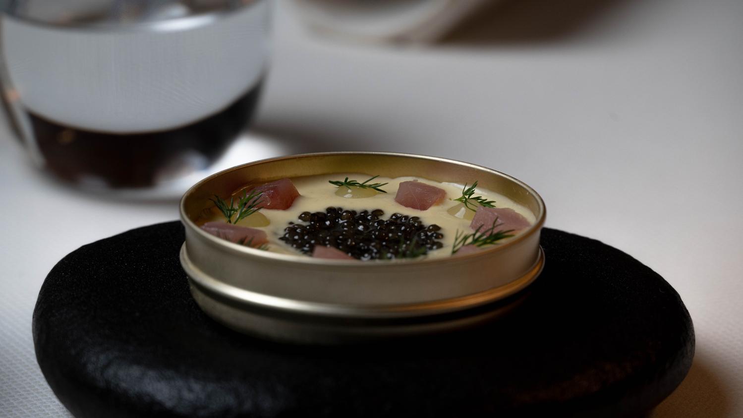 Caviar et thon, dressage en boîte