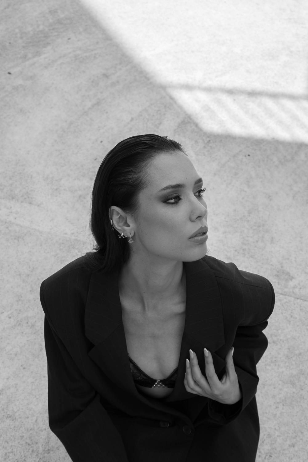 Portrait en plongée, pose intimiste