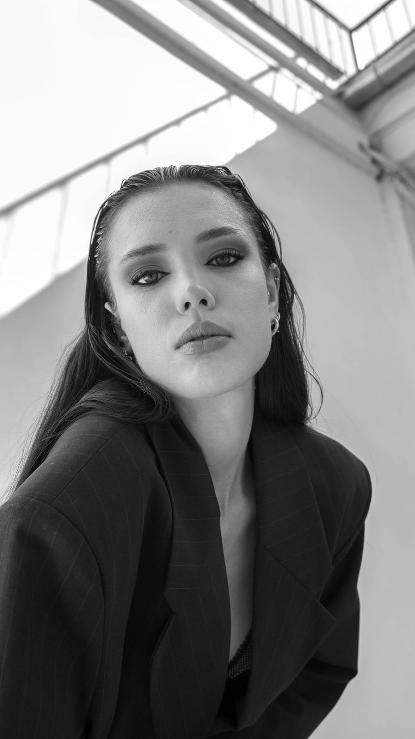 Portrait noir et blanc, regard direct