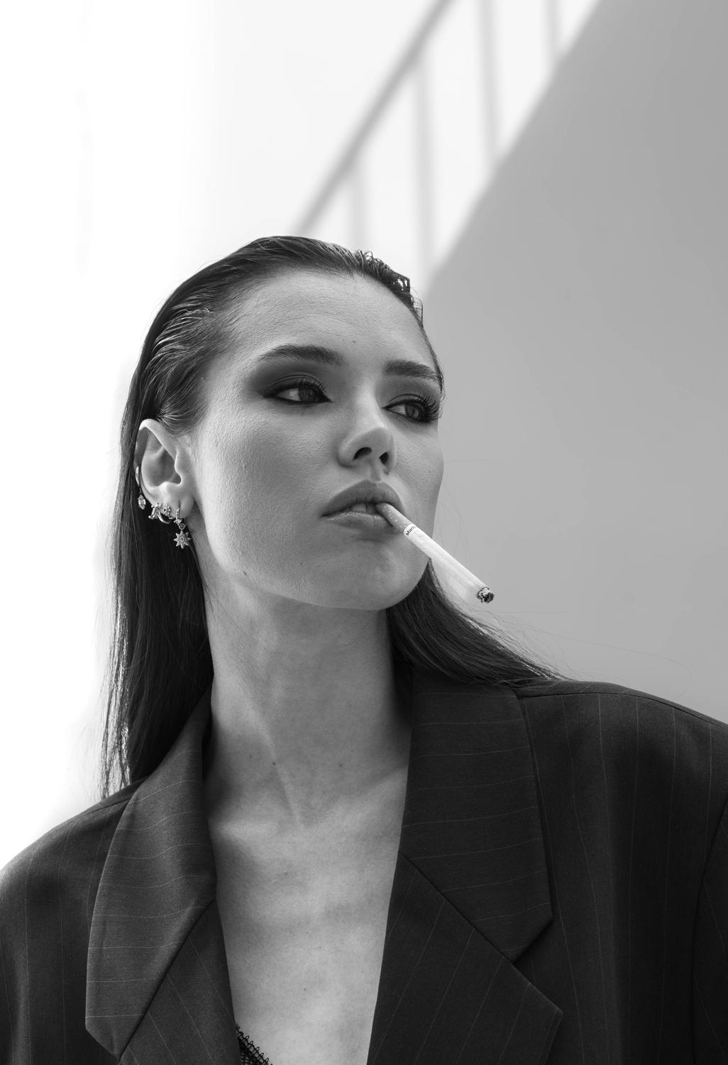Portrait noir et blanc, détail cigarette