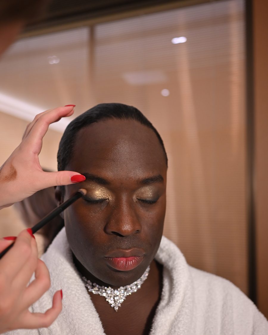 Maquillage yeux dorés en coulisses, préparation avant défilé