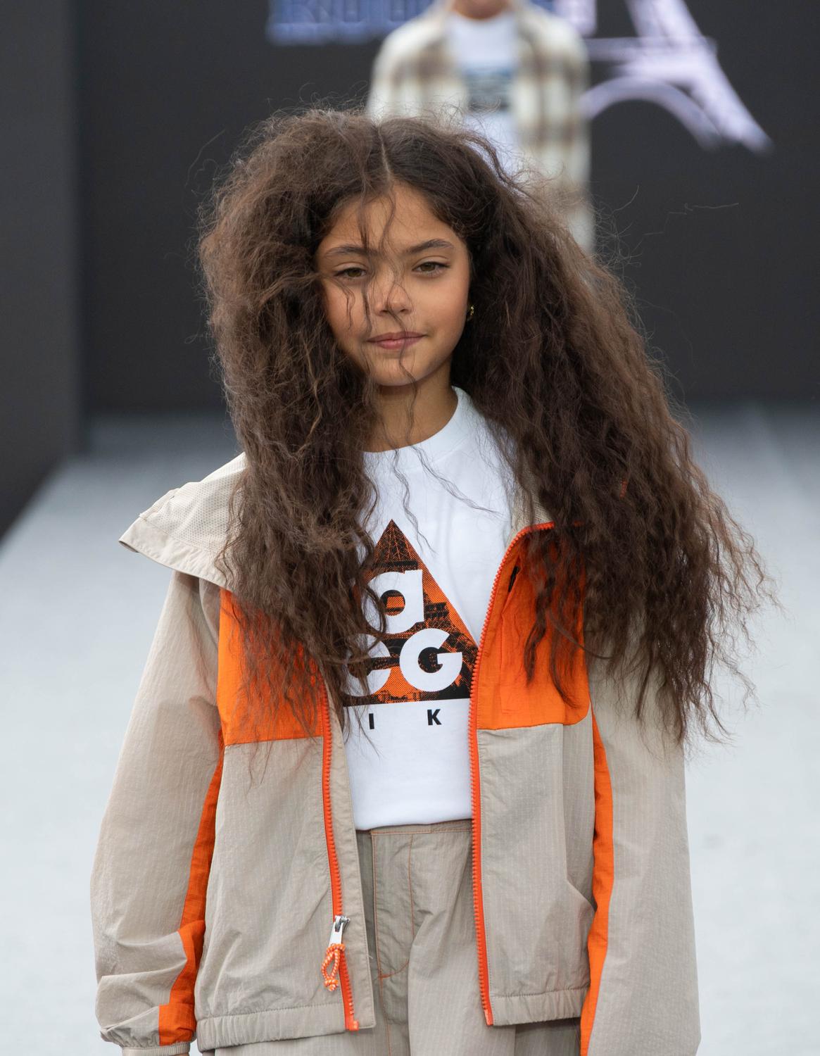 Backstage, jeune mannequin avant le passage