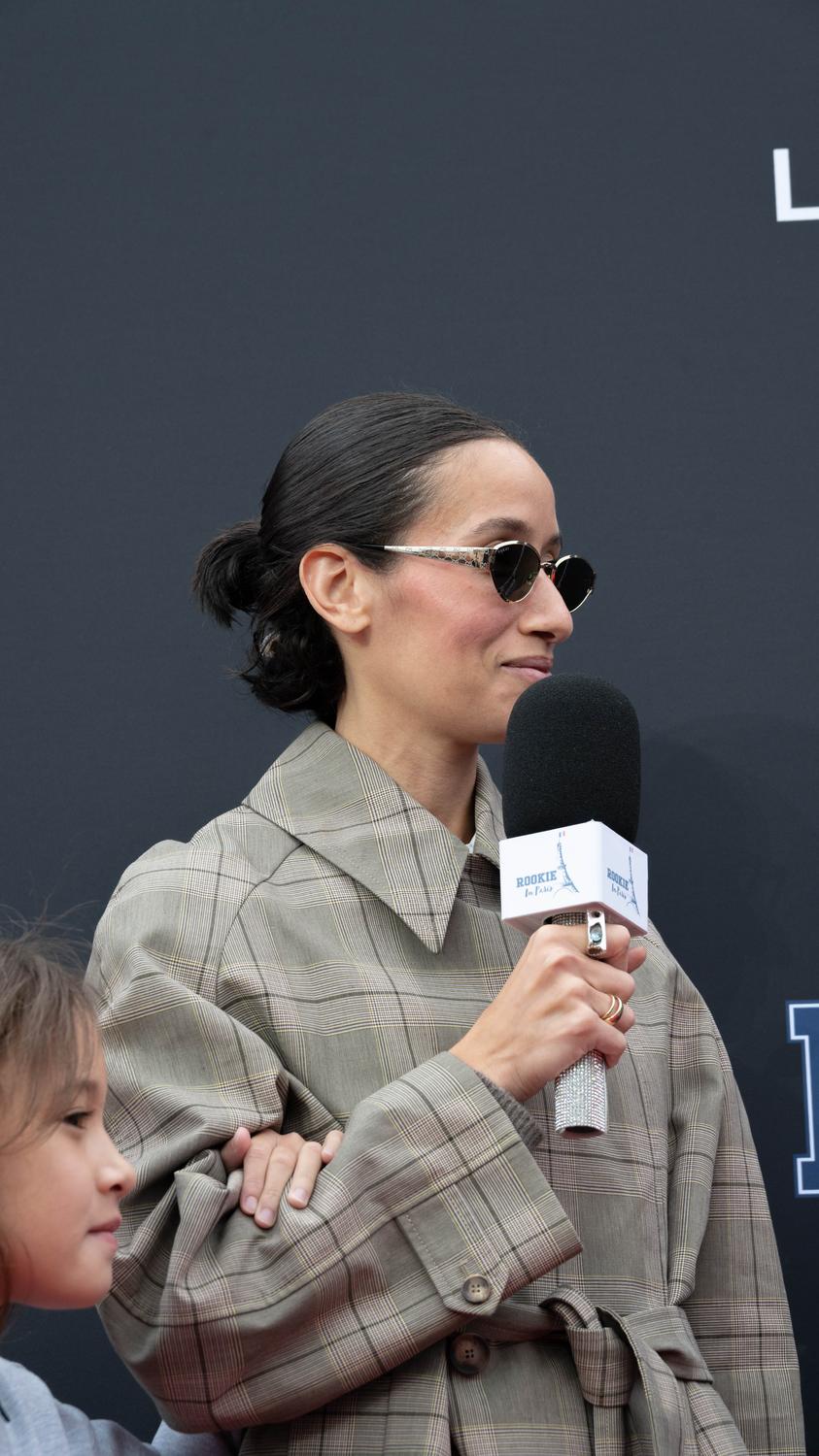 Interview en coulisses pendant la Fashion Week