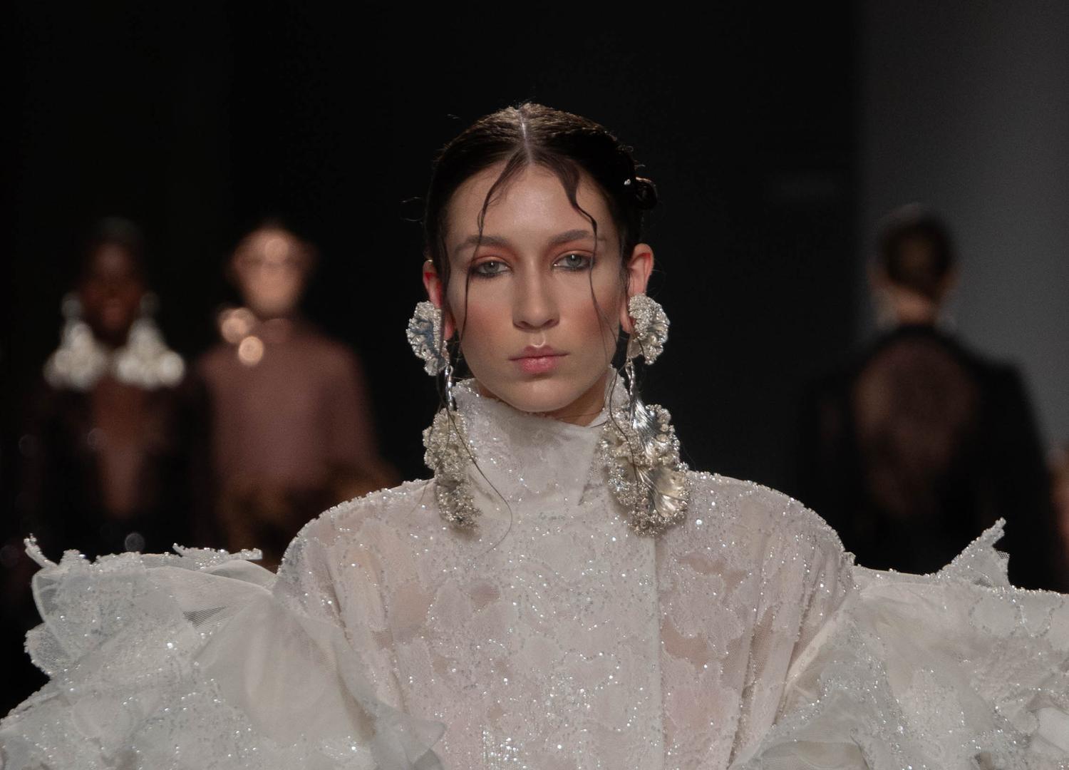 Défilé — robe ivoire à volants, haute couture
