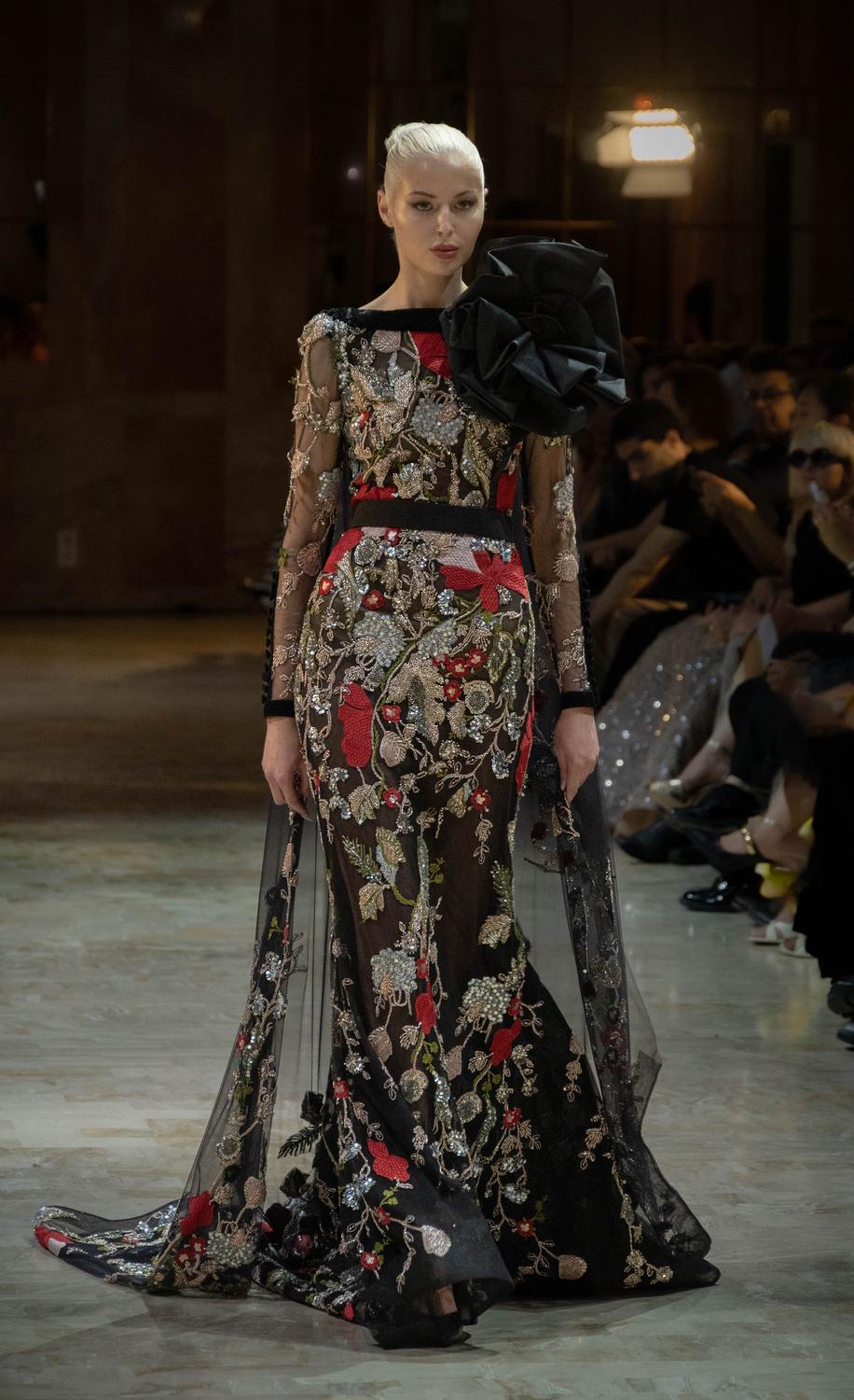 Défilé — robe brodée, motifs floraux
