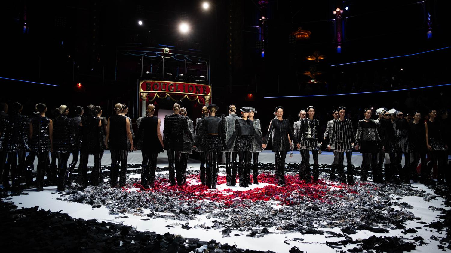 Finale du défilé, confettis rouges sur le podium