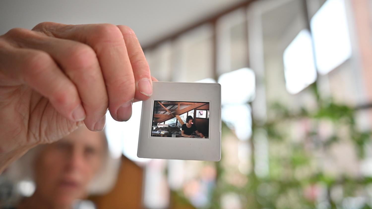 Une diapositive tenue à la lumière, souvenir photographique