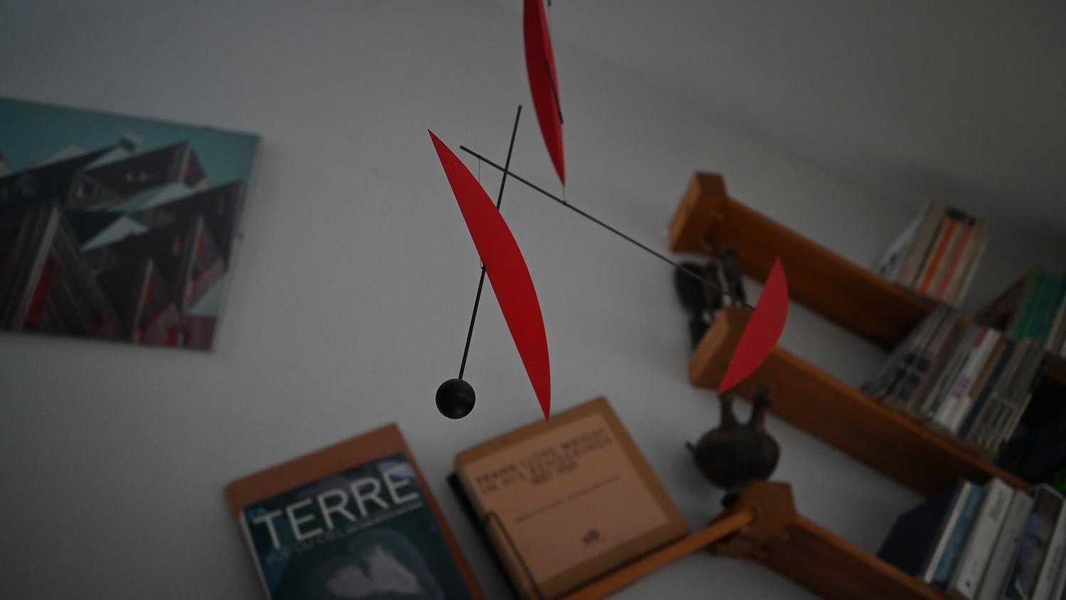 Mobile suspendu de style Calder, dans une bibliothèque