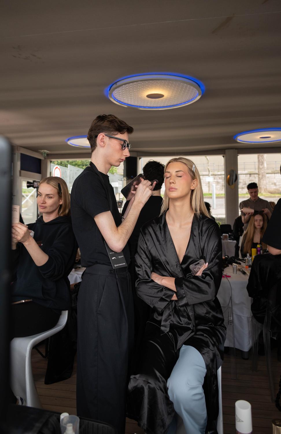 Retouche maquillage avant le passage podium