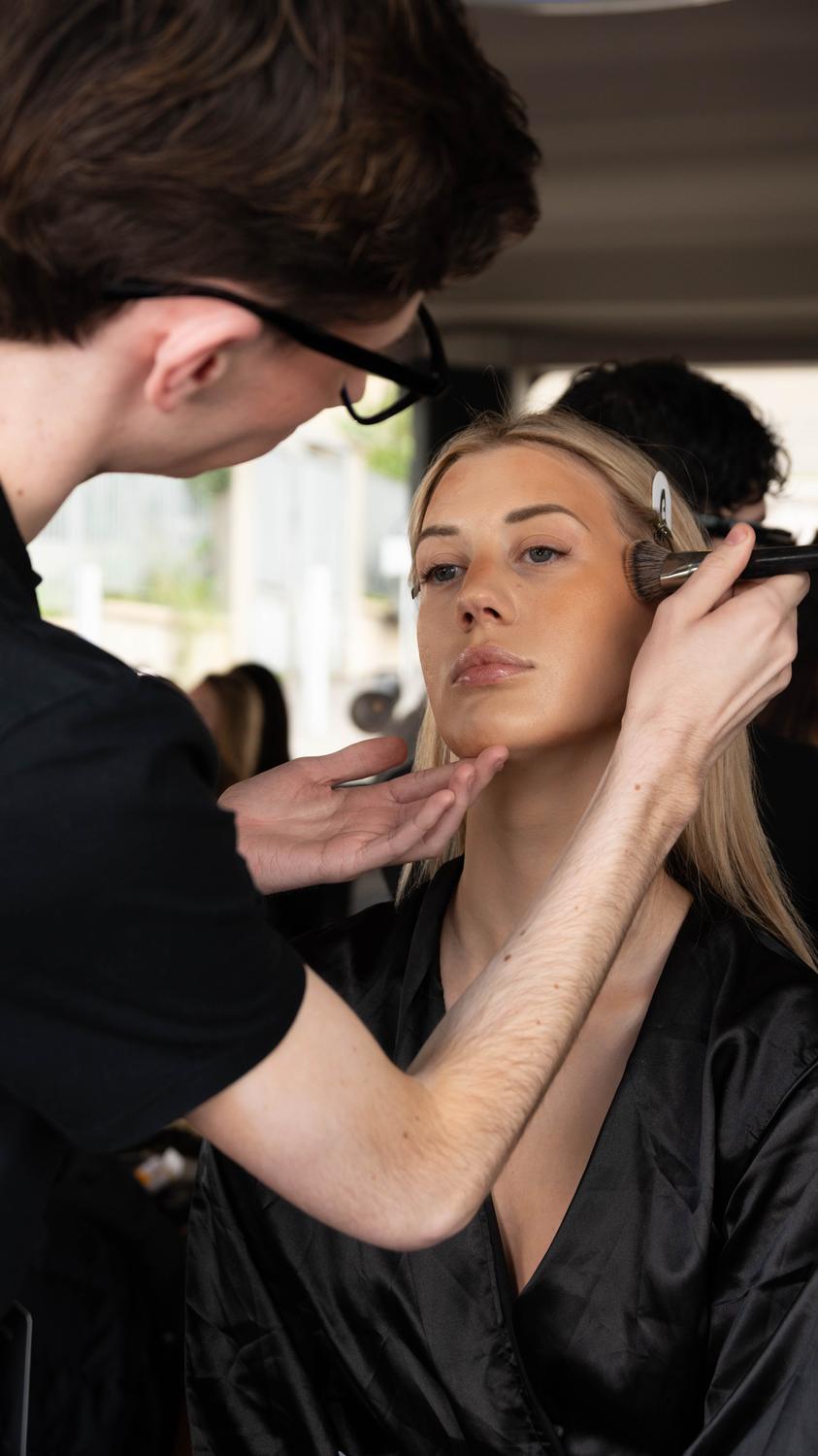 Application du maquillage, gros plan