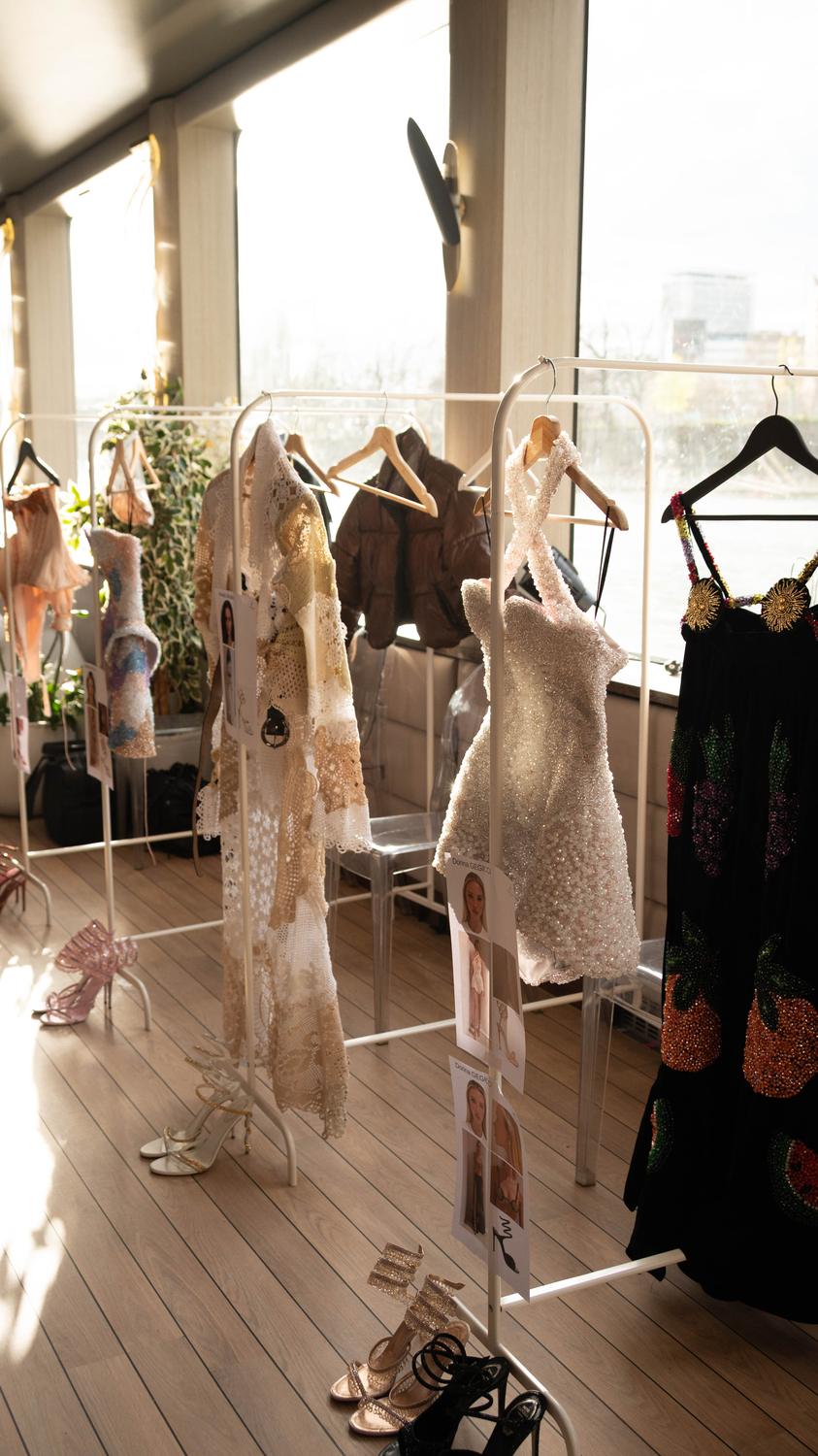 Portants de looks couture en coulisses