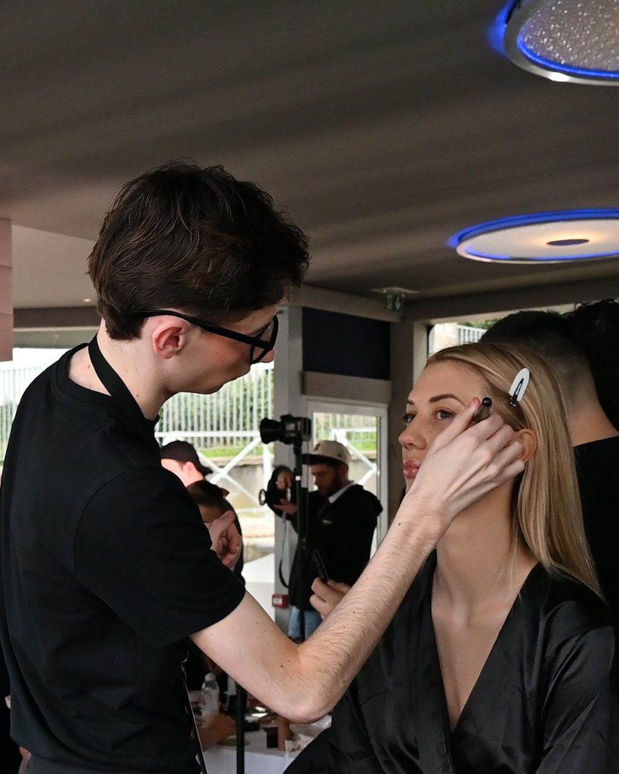 Retouche sourcils en coulisses avant le podium