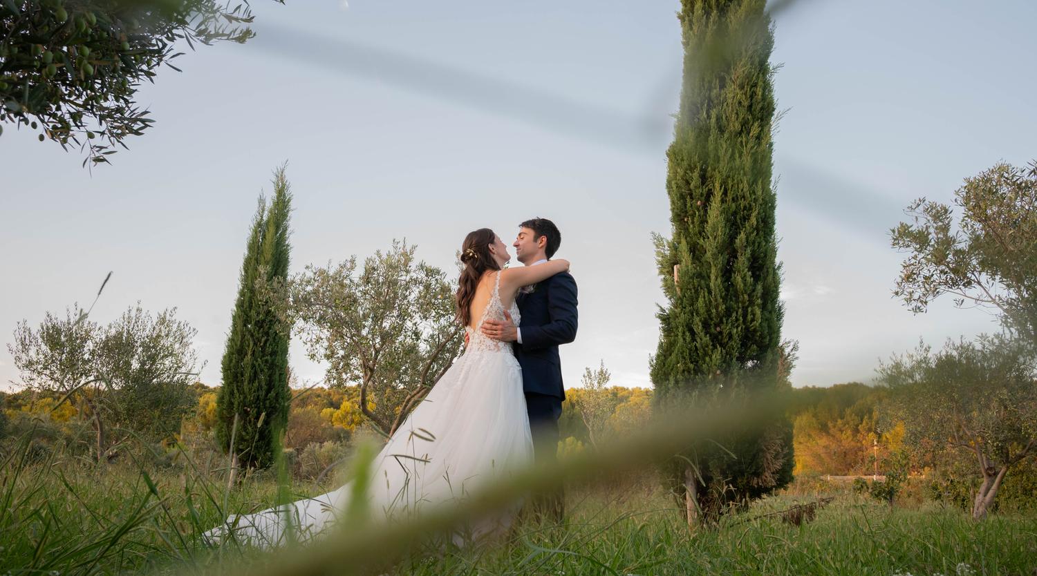 Moment complice, assis dans les hautes herbes