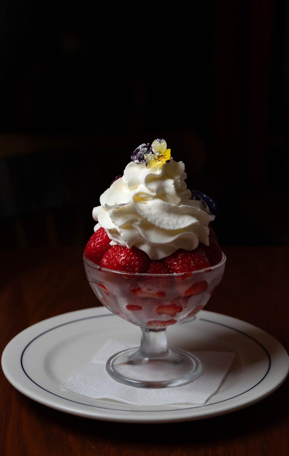 Dessert glacé, chantilly et fruits rouges